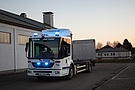 Weißer THW-LKW steht vor hellem Gebäude mit blauen Fenstern und einem Schild Technisches Hilfswerk Ortsverband Lahr.