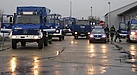 Sechs THW-Fahrzeuge ungeordnet bei leichtem Regen auf dem Gelände des THW in Lahr