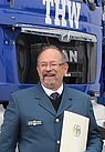 Der Lahrer THW-Fachberater Jacky Krieger vor dem neuen Mehrzweckkraftwagen (MzKW) mit der Fluthilfe-Urkunde 2013.