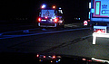 Mannschaftstransportwagen des THW Lahr bei nächtlichem Einsatz mit Blaulicht auf der Autobahn