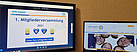 Ein Zusatzmonitor und Computerbildschirm zeigen digitale Inhalte der THW-Jugend Lahr.